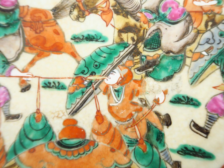 Plat en porcelaine de Nankin, à décor polychrome sur fond beige de scè