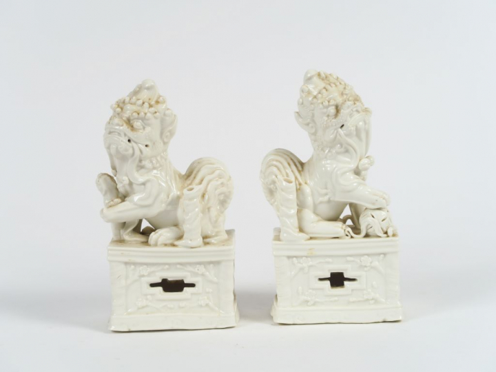 Paire de chien de Fô en porcelaine blanche formant porte baguettes à e