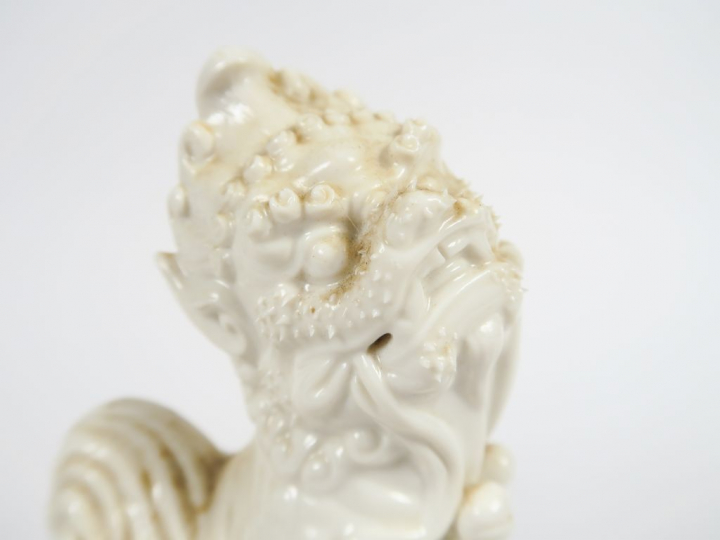 Paire de chien de Fô en porcelaine blanche formant porte baguettes à e