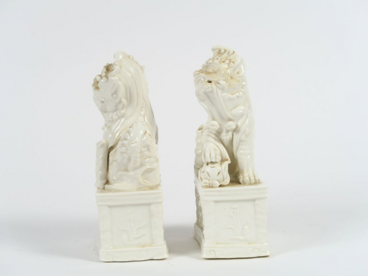 Paire de chien de Fô en porcelaine blanche formant porte baguettes à e