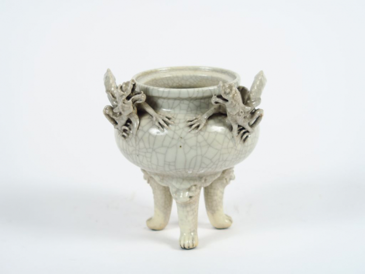 Brûle parfum tripode en porcelaine émaillée et craquelée céladon, orné