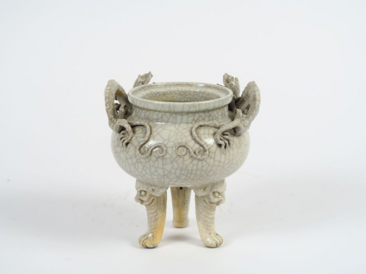 Brûle parfum tripode en porcelaine émaillée et craquelée céladon, orné