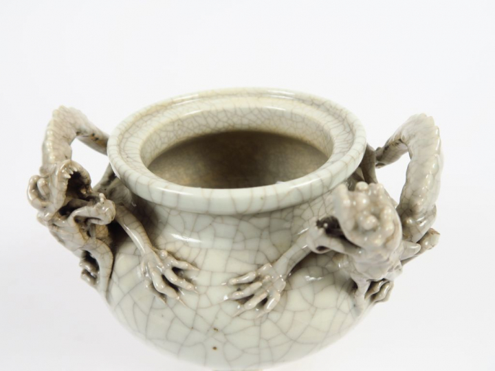 Brûle parfum tripode en porcelaine émaillée et craquelée céladon, orné