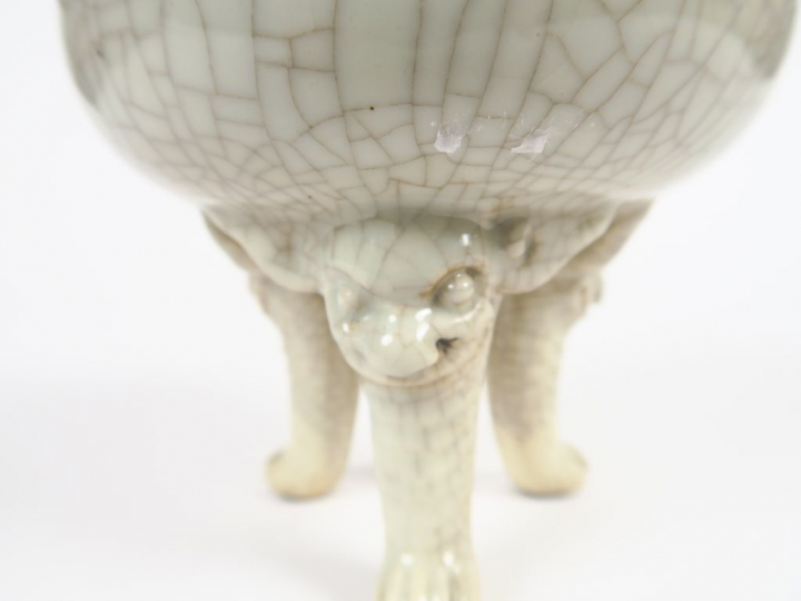 Brûle parfum tripode en porcelaine émaillée et craquelée céladon, orné