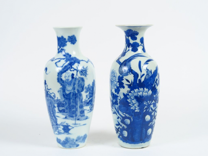 Deux vases de forme oblong en porcelaine bleu blanc, à  décor de faisa