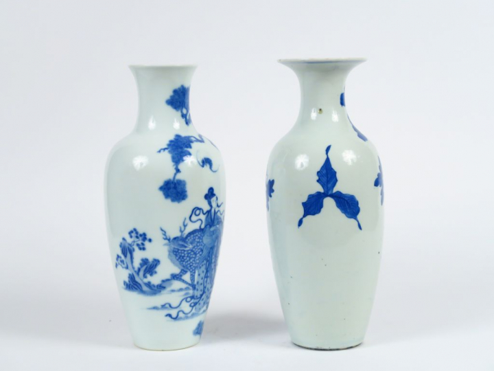 Deux vases de forme oblong en porcelaine bleu blanc, à  décor de faisa