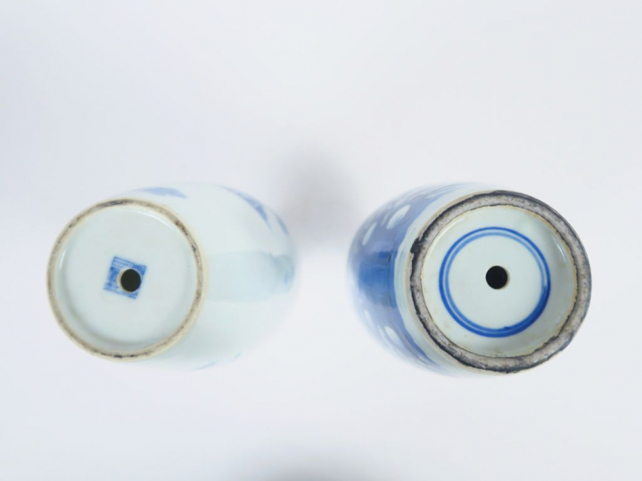 Deux vases de forme oblong en porcelaine bleu blanc, à  décor de faisa