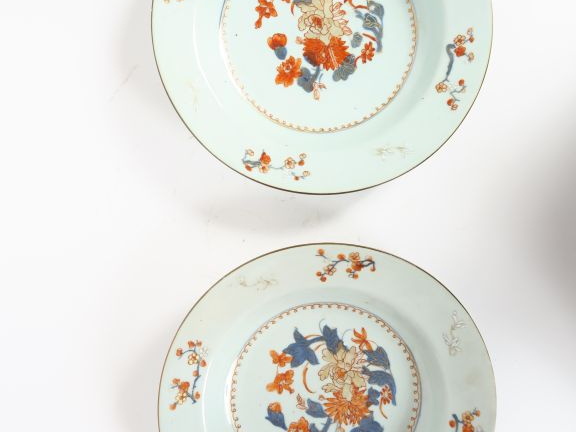 Paire d'assiettes en porcelaine de Commande décor Imari chinois de fle
