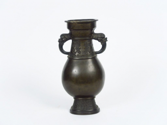 Vente aux enchères Vase de forme Hu en bronze à patine brune, orné de motifs archaïsants 