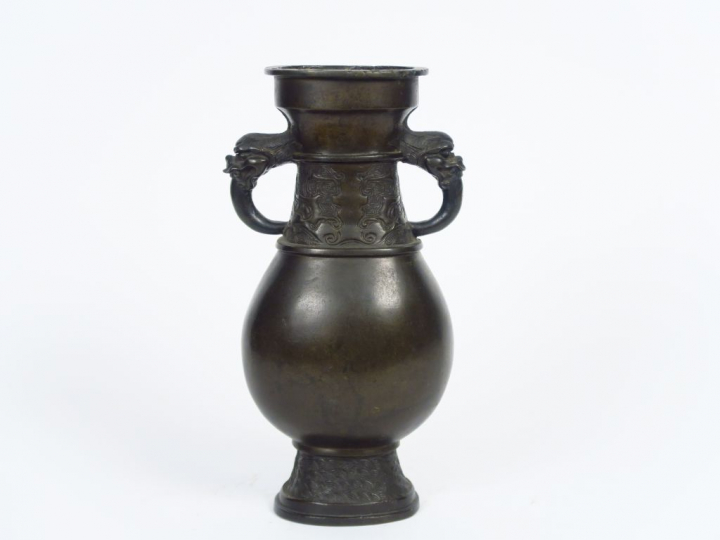 Vase de forme Hu en bronze à patine brune, orné de motifs archaïsants 