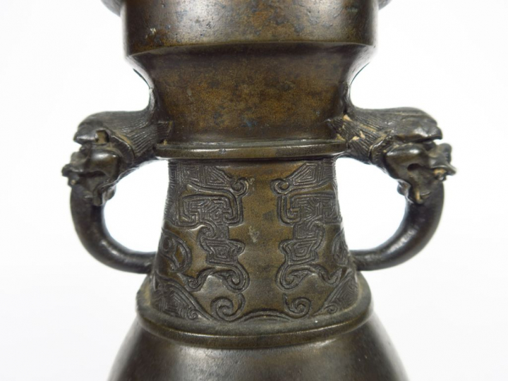 Vase de forme Hu en bronze à patine brune, orné de motifs archaïsants 