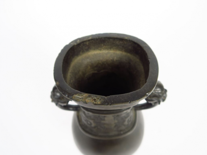 Vase de forme Hu en bronze à patine brune, orné de motifs archaïsants 