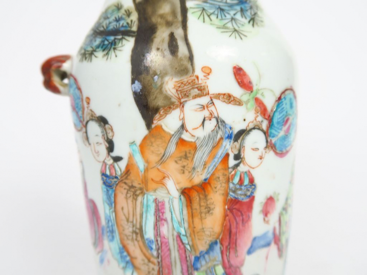 Vase de forme balustre représentant les trois étoiles du Tao accompagn