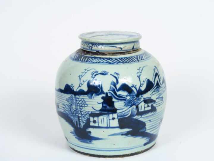 Pot à gingembre en porcelaine émail bleu céladon, à  décor d'une cité 