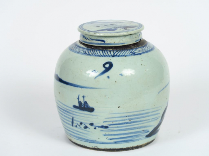 Pot à gingembre en porcelaine émail bleu céladon, à  décor d'une cité 