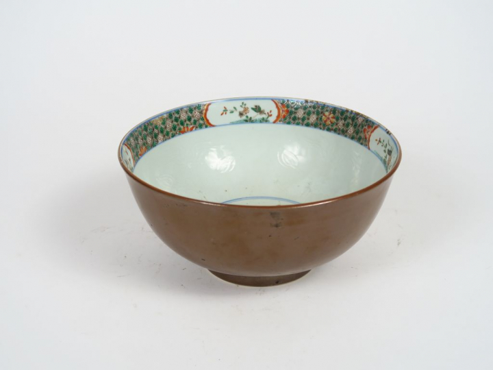 Coupe en porcelaine et émail capucin sur le pourtour, intérieur émaux 