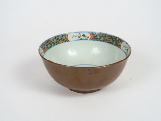 Vente aux enchères Coupe en porcelaine et émail capucin sur le pourtour, intérieur émaux 