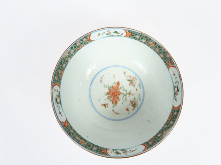 Coupe en porcelaine et émail capucin sur le pourtour, intérieur émaux 