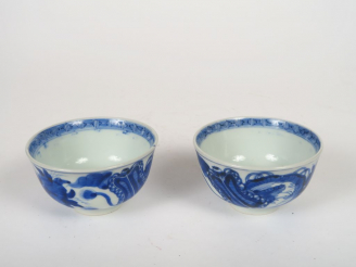 Vente aux enchères Paire de coupes en porcelaine de Chine, à décor bleu blanc d'éventails