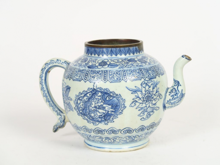 Théière en porcelaine de Chine à décor de dragons. XVIIème/XVIIIème.  