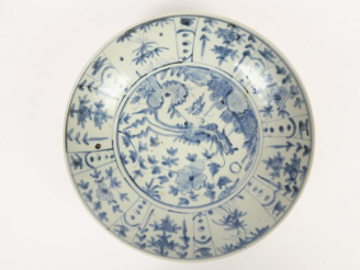 Vente aux enchères Coupe en porcelaine blanche, à décor en bleu d'un phoénix parmi des vé