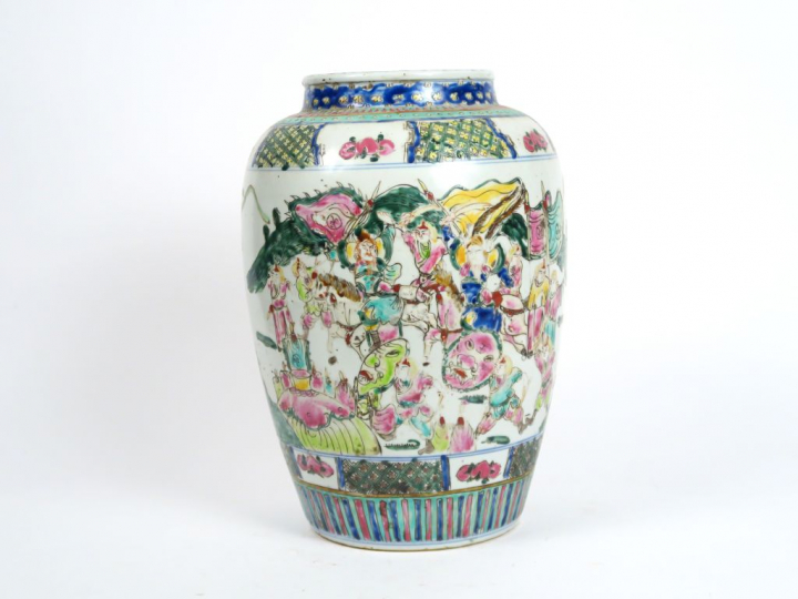 Vase en porcelaine de style de la famille rose, à décor de joutes éque