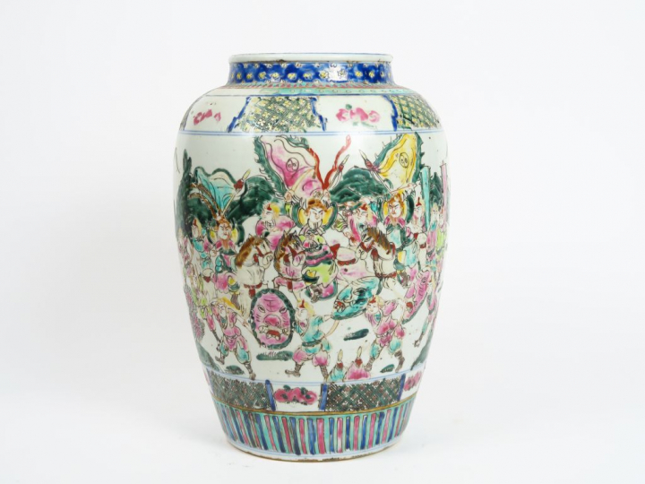 Vase en porcelaine de style de la famille rose, à décor de joutes éque