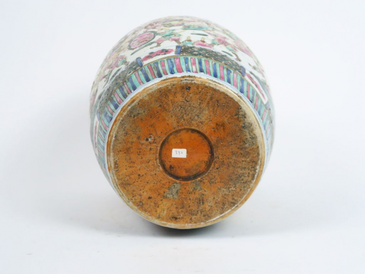 Vase en porcelaine de style de la famille rose, à décor de joutes éque