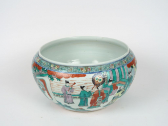 Vente aux enchères Vasque en porcelaine, émaux de la famille verte, à décor d'une process