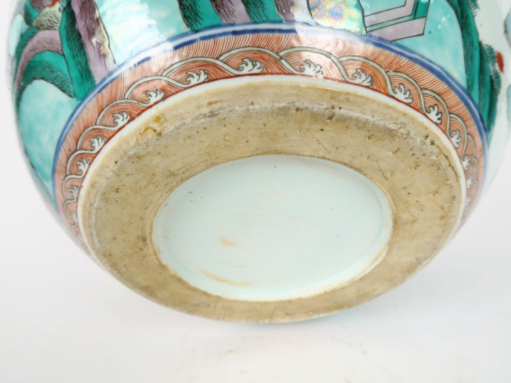 Vasque en porcelaine, émaux de la famille verte, à décor d'une process