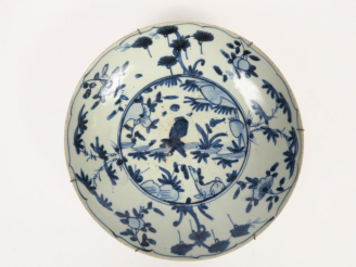 Vente aux enchères Coupe en porcelaine bleu blanc à décor de deux daims parmi des arbuste