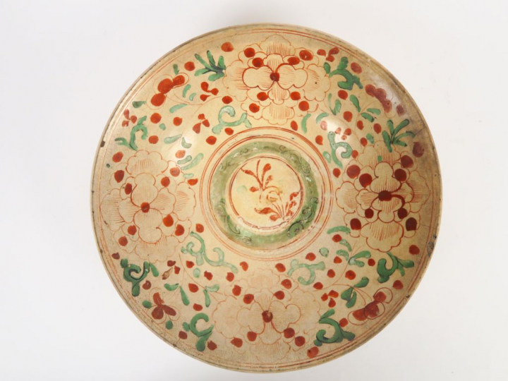 Coupe en porcelaine et émaux polychromes et motifs floraux.  Chine XVI