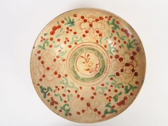 Vente aux enchères Coupe en porcelaine et émaux polychromes et motifs floraux.  Chine XVI