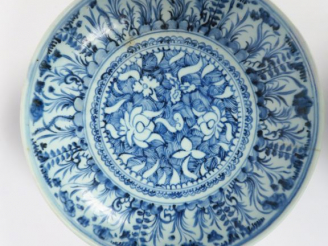 Vente aux enchères Plat en porcelaine décor bleu sous couverte de lotus et arbustes en fl