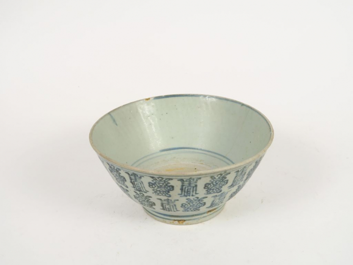 Coupe en porcelaine, à décor de calligraphies stylisées.  Diam. 23,5 c