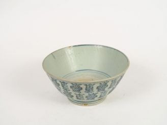 Vente aux enchères Coupe en porcelaine, à décor de calligraphies stylisées.  Diam. 23,5 c