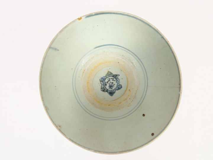 Coupe en porcelaine, à décor de calligraphies stylisées.  Diam. 23,5 c