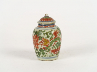 Vente aux enchères Petite potiche émaux de la famille verte à décor de pivoiniers et de l