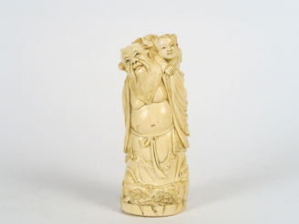 Vente aux enchères Statuette en ivoire représentant un immortel portant un enfant. Chine 