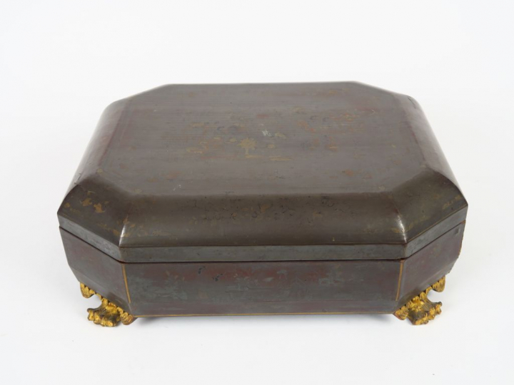 Coffret à jeux en laque de Canton couleur brun argenté, à décor de scè