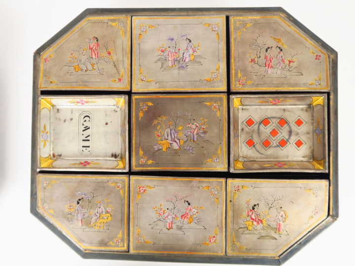 Coffret à jeux en laque de Canton couleur brun argenté, à décor de scè