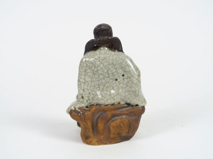 Personnage en grès  du Guadong représentant Zhongkui assis tenant un é