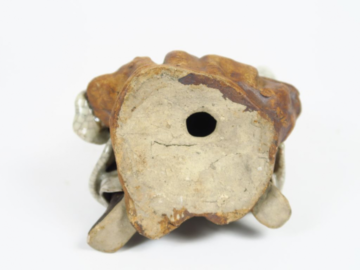 Personnage en grès  du Guadong représentant Zhongkui assis tenant un é