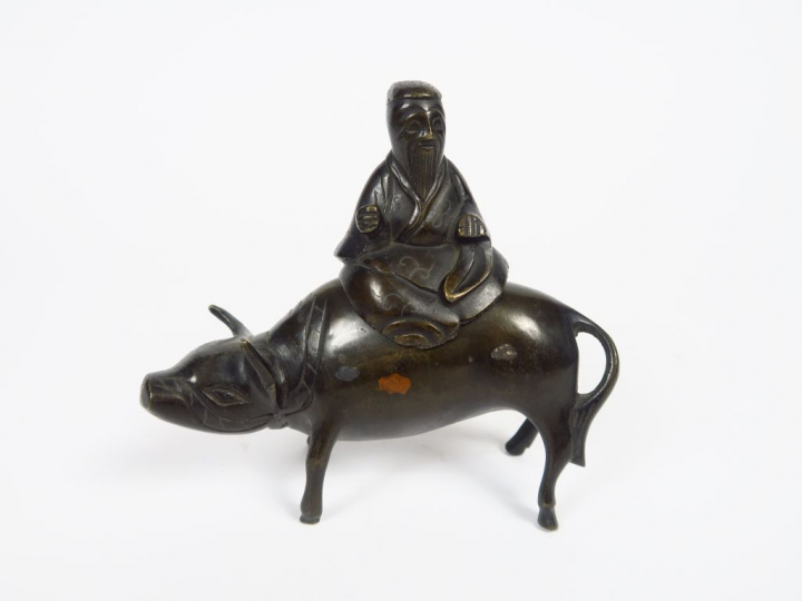 Petit brûle parfum représentant un sage chevauchant un buffle en bronz