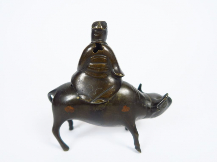 Petit brûle parfum représentant un sage chevauchant un buffle en bronz