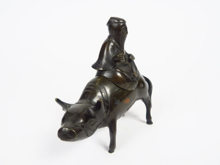 Petit brûle parfum représentant un sage chevauchant un buffle en bronz