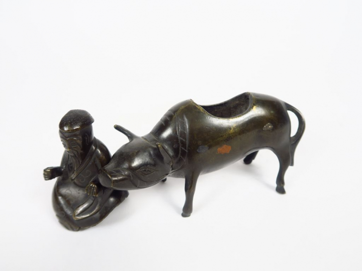 Petit brûle parfum représentant un sage chevauchant un buffle en bronz