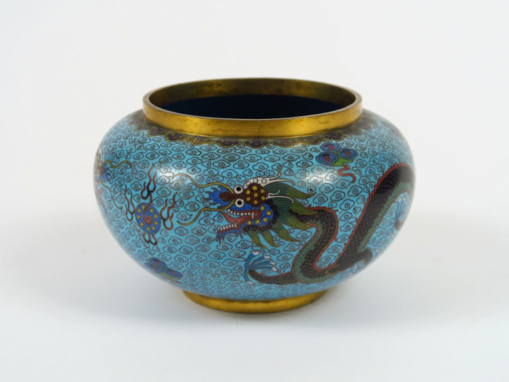 Coupe en émaux cloisonnés sur cuivre, à décor polychrome de dragons su