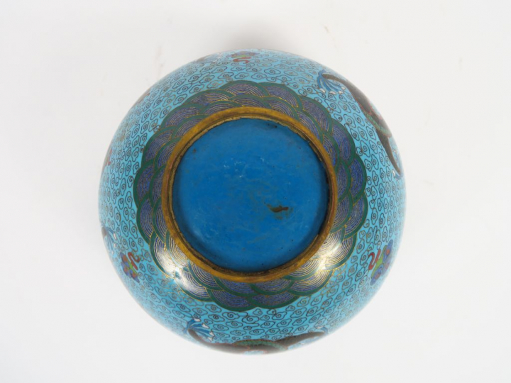 Coupe en émaux cloisonnés sur cuivre, à décor polychrome de dragons su