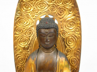 Vente aux enchères Statue en bois laqué et doré représentant le bouddha Amida debout sur 